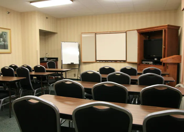 Dog Friendly Hotels in Cranberry Township