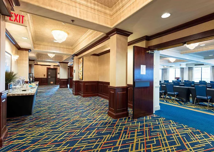 Dog Friendly Hotels in Saint Louis