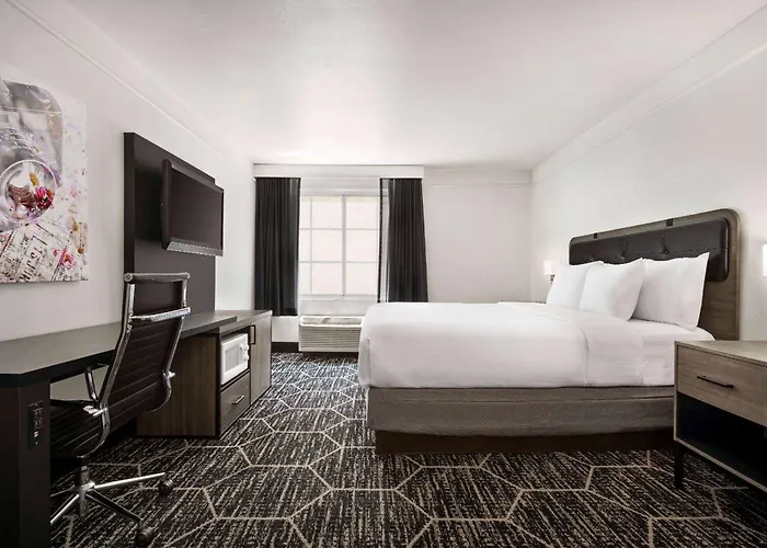 Dog Friendly Hotels in Hesperia