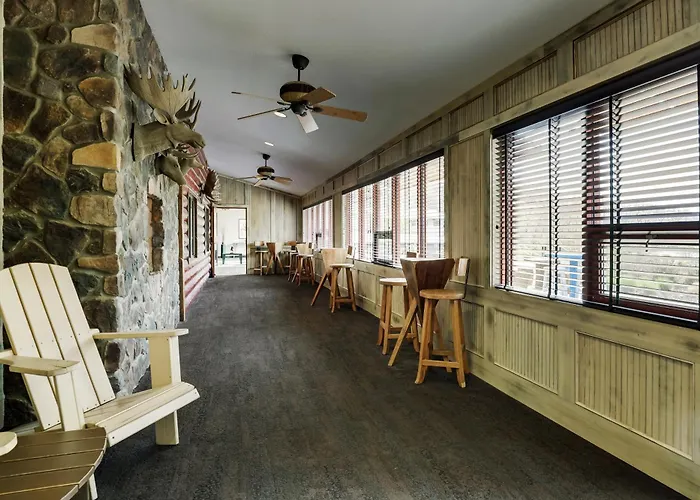 Dog Friendly Hotels in Warrensburg