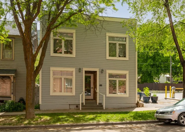 Dog Friendly Hotels in Glenwood Springs