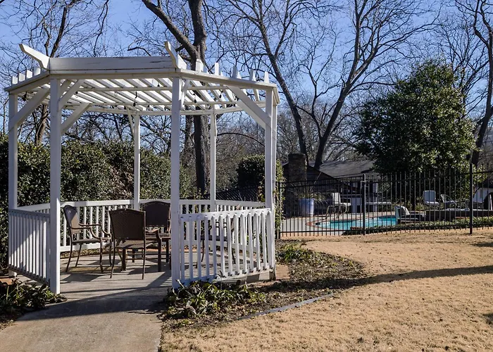 Dog Friendly Hotels in Stone Mountain