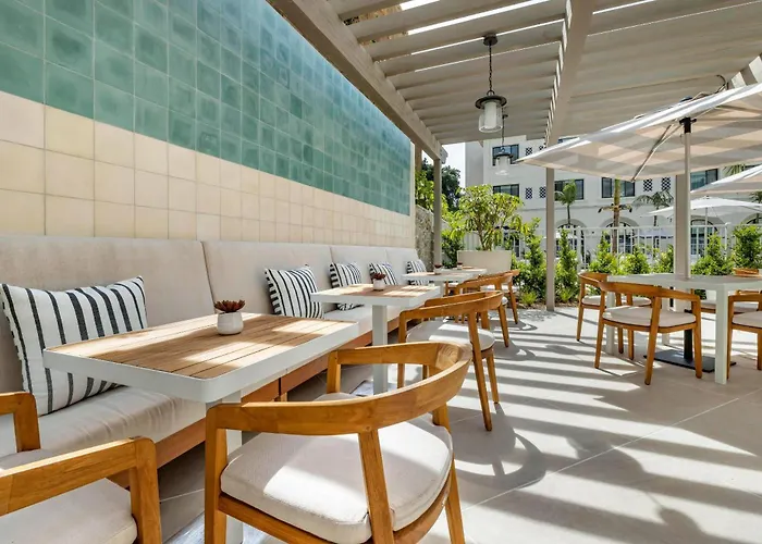 Dog Friendly Hotels in Calabasas