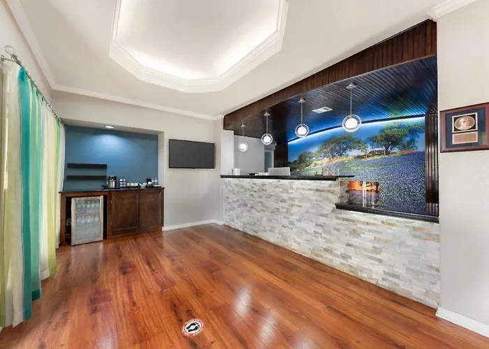 Dog Friendly Hotels in Burnet