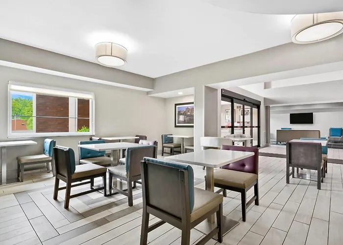 Dog Friendly Hotels in Batavia