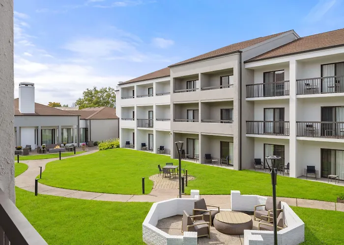 Dog Friendly Hotels in Livonia