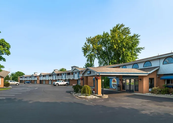 Dog Friendly Hotels in Cheboygan