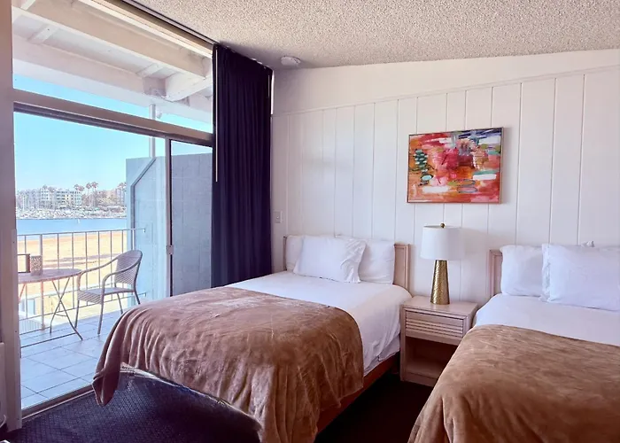 Dog Friendly Hotels in Marina del Rey