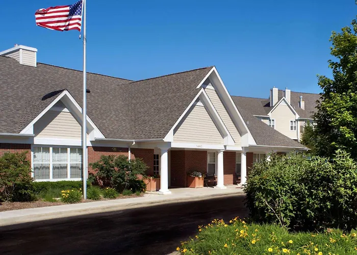 Dog Friendly Hotels in Waukegan