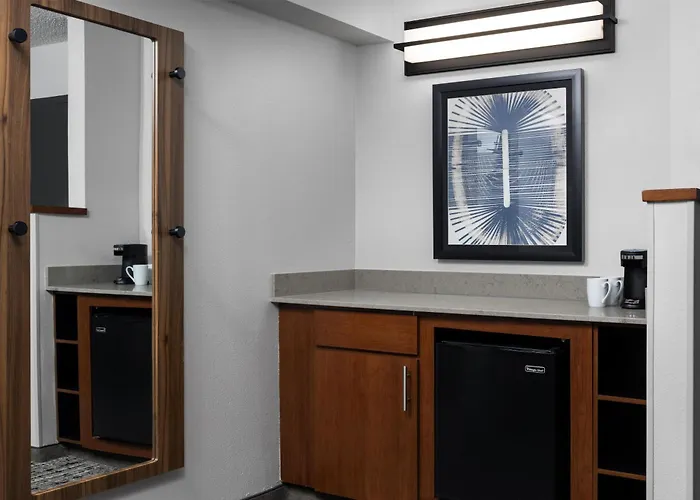 Dog Friendly Hotels in Utica