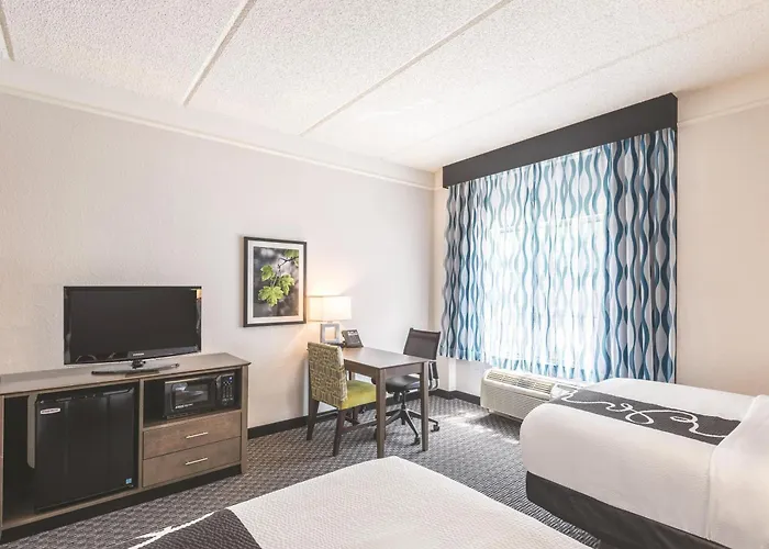 Dog Friendly Hotels in Lake Mary