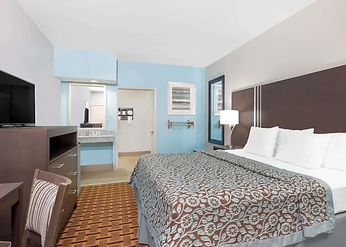 Dog Friendly Hotels in Madisonville